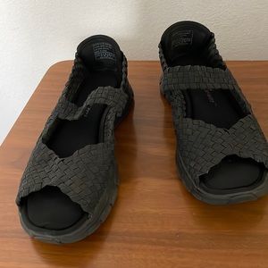 Sketchers LightWeight Woven Stretchy Sandals